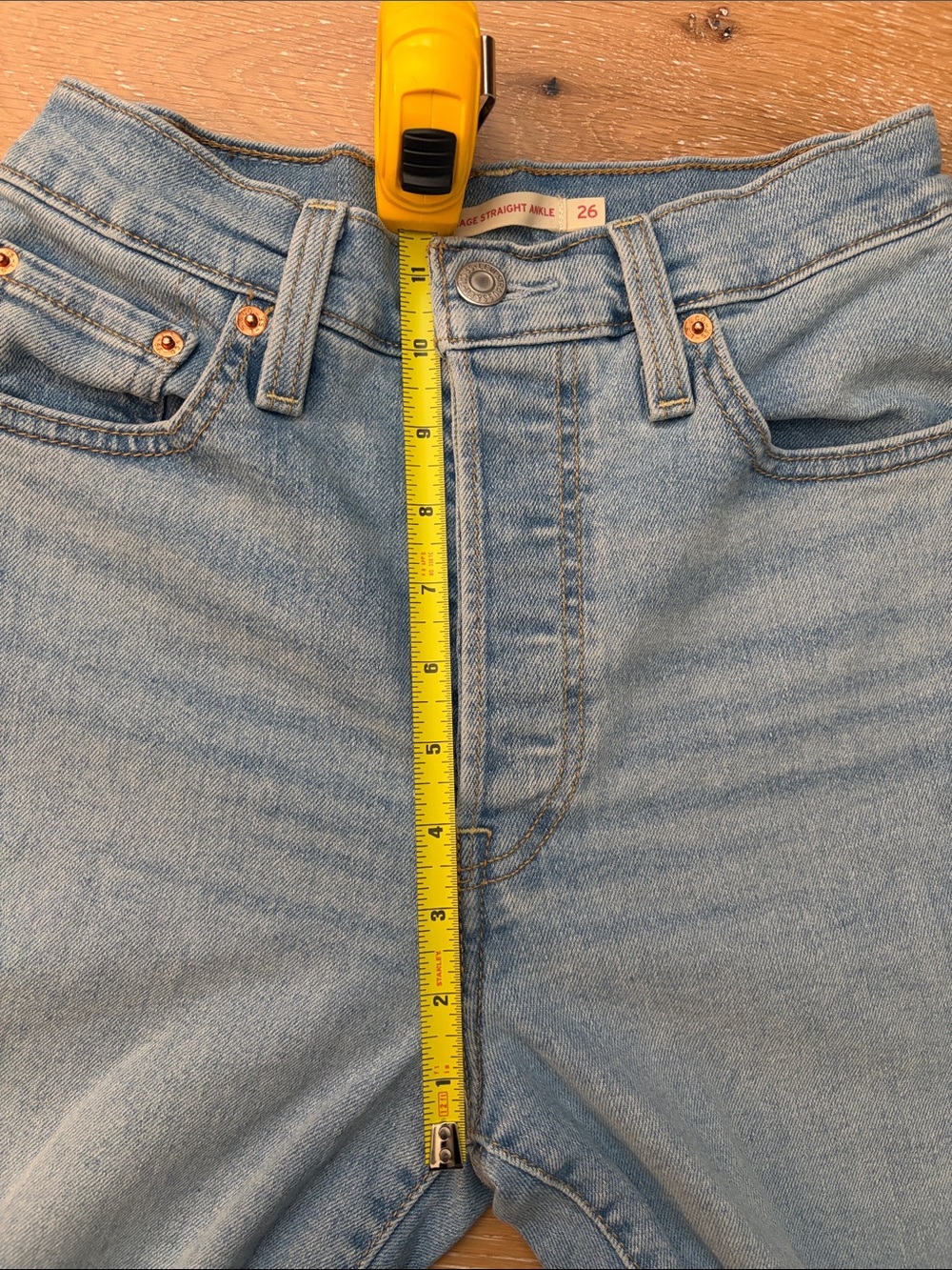 Women’s Distressed Levi’s Ribcage Straight Ankle Jeans (26) - Picture 7 of 11